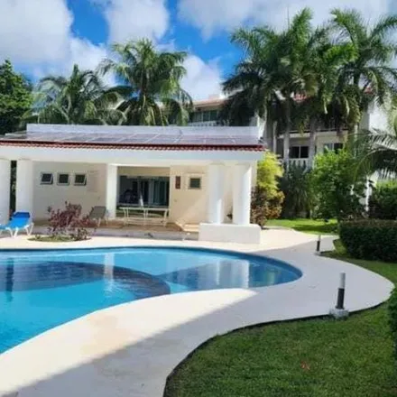 Rent this 3 bed house on Häagen-Dazs in 3 Sur, 77720 Playa del Carmen