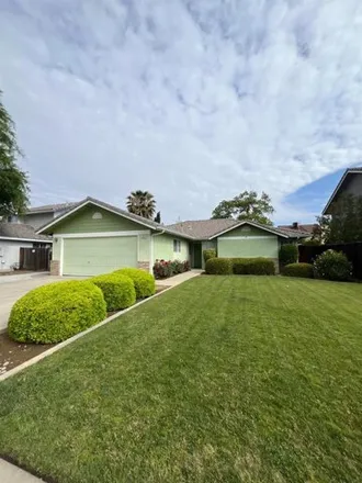Rent this 3 bed house on 2085 Paul Avenue in Clovis, CA 93611