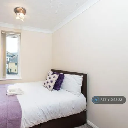 Image 4 - Codling Close, London, London, E1w - Apartment for rent