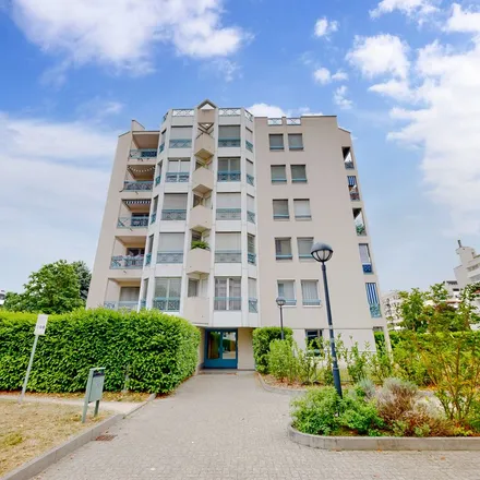 Rent this 4 bed apartment on Chemin des Palettes 20 in 1212 Lancy, Switzerland