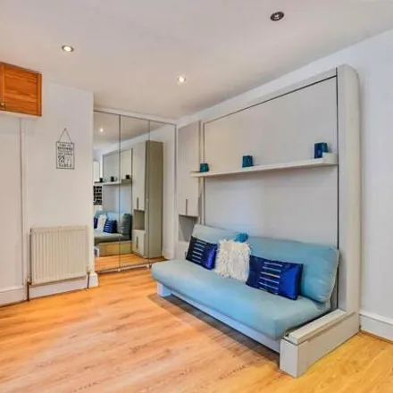 Rent this studio loft on 62 Fortune Green Road in London, NW6 1DT