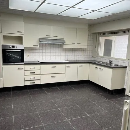 Rent this 3 bed apartment on Rue d'Izegem - Isegemstraat 146 in 7700 Mouscron, Belgium