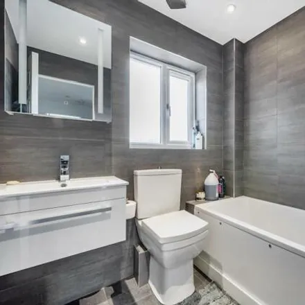 Image 5 - 2 Highgrove Close, London, N11 3PT, United Kingdom - House for sale