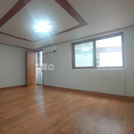 Rent this studio apartment on 서울특별시 강남구 신사동 561-26
