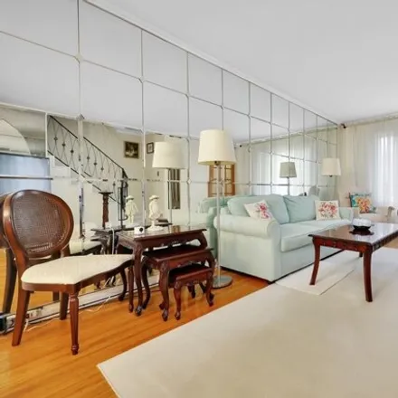 Image 4 - 62-36 81st Street, New York, NY 11379, USA - House for sale