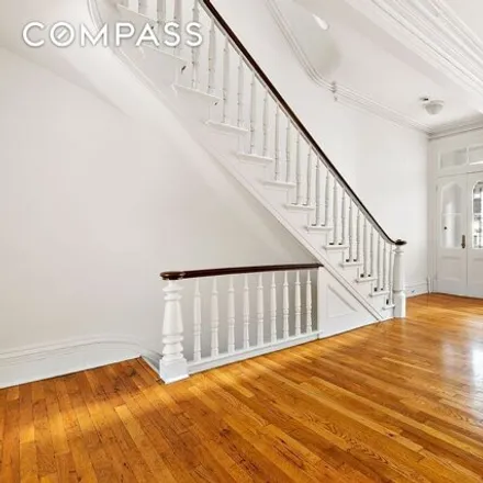Rent this 4 bed townhouse on 424 East 84th Street in New York, NY 10028