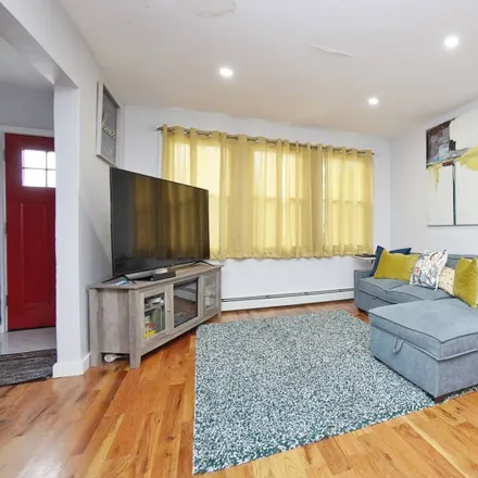 Image 3 - 6 Bailey Place, New York, NY 10303, USA - House for sale