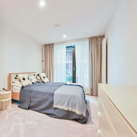 Image 2 - James Cook House, Bonnet Street, London, E16 2YT, United Kingdom - Apartment for sale