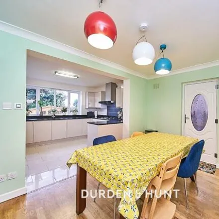 Image 7 - Fairview Close, London, IG7 6HW, United Kingdom - House for sale