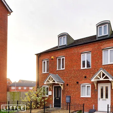 Rent this 3 bed townhouse on Station Road in Knowsley, L34 5NG