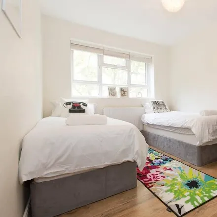 Rent this 3 bed apartment on London in N1 5EH, United Kingdom