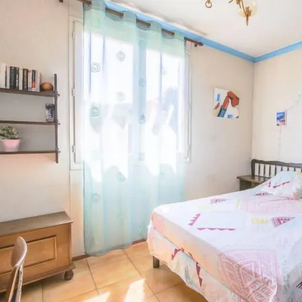 Rent this 3 bed house on 83210 Solliès-Pont