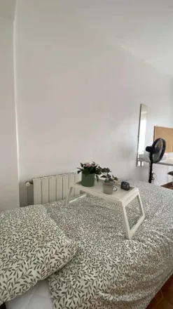 Rent this 3 bed room on Carrer de Fra Pere Vives in 3, 46009 Valencia