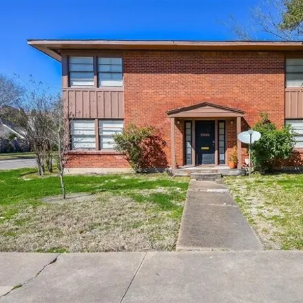 Rent this 2 bed house on Wells Fargo in Weslayan Street, Houston