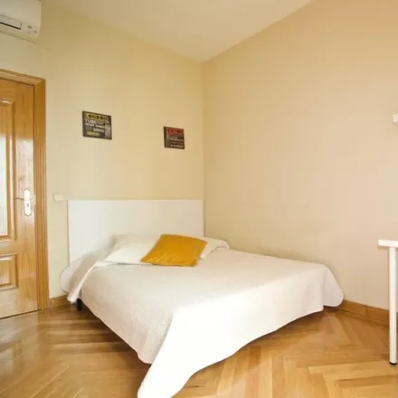Rent this 6 bed room on Madrid in Calle de Isabel La Católica, 12