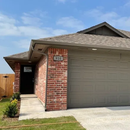 Rent this 3 bed townhouse on 298 Redbud Street in Yukon, OK 73099