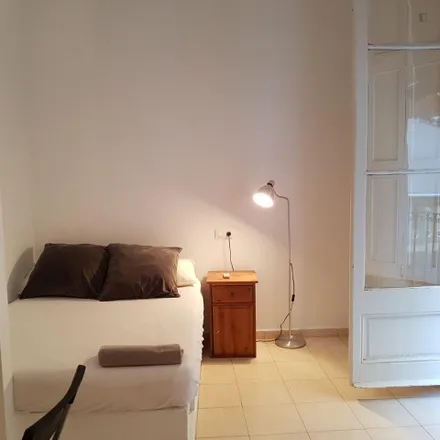 Rent this 5 bed room on Discos Tesla in Carrer dels Tallers, 3