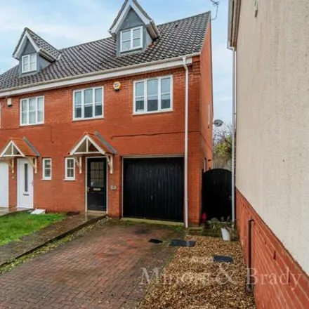 Rent this 4 bed townhouse on 18 Caddow Road in Norwich, NR5 9PQ