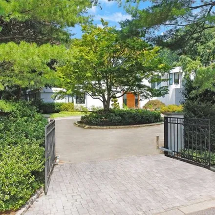Image 2 - 5 Dowling Court, Village of Old Westbury, North Hempstead, NY 11568, USA - House for sale