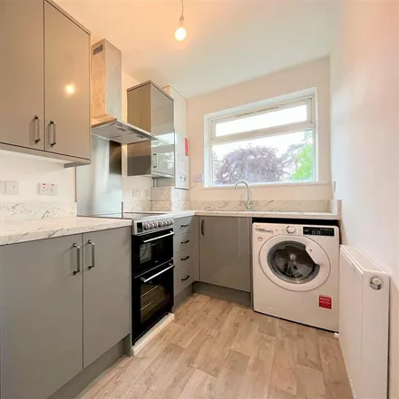 Image 4 - Linden Lea, Sale, M33 3GL, United Kingdom - Apartment for rent