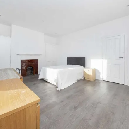 Rent this 3 bed apartment on Windsor Road in London, N7 6BD