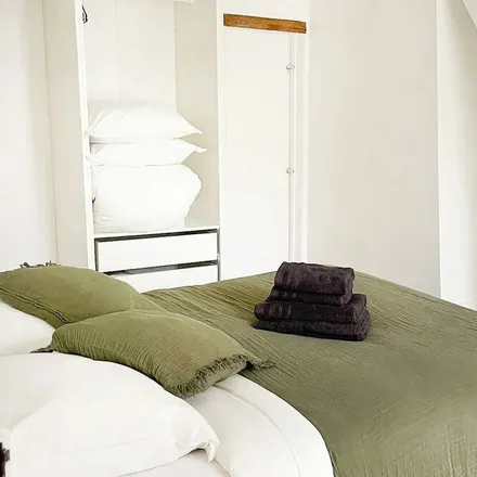 Rent this 2 bed apartment on Parvis du Tribunal de Paris in 75017 Paris, France
