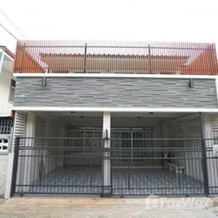 Rent this 4 bed townhouse on Soi Yu Chareon 17 in Din Daeng District, 10400