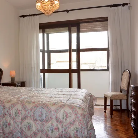 Rent this 3 bed room on Rua de Paulo da Gama in 4169-006 Porto, Portugal