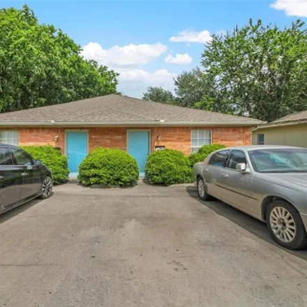 Buy this 4 bed house on 2597 North Hickory Street in Sherman, TX 75092