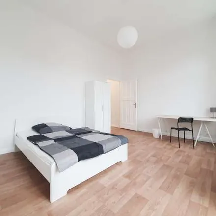 Rent this 8 bed apartment on Hohenzollerndamm 63 in 14199 Berlin, Germany