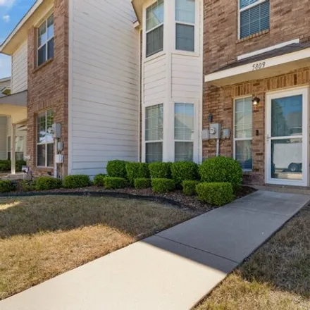 Image 2 - 5809 Giddyup Lane, Fort Worth, TX 76179, USA - Townhouse for sale