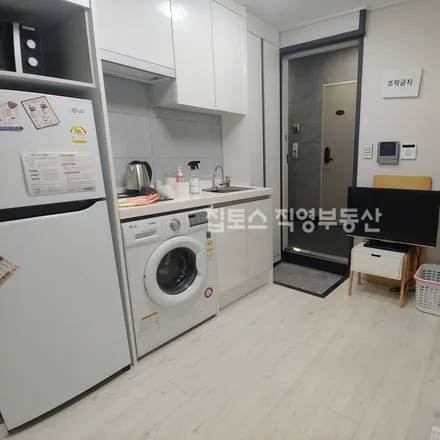 Rent this studio apartment on 서울특별시 관악구 봉천동 1577-32