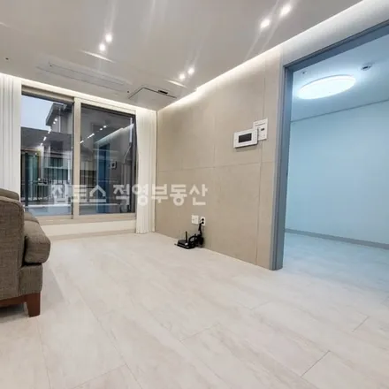 Rent this 3 bed apartment on 서울특별시 강동구 성내동 462-5