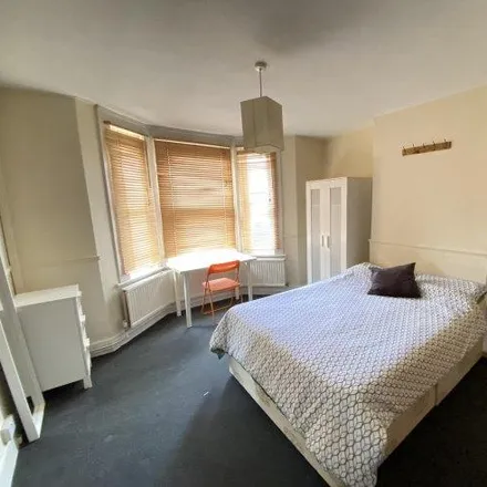 Rent this 6 bed room on Thames Water in Leith Road, Epsom