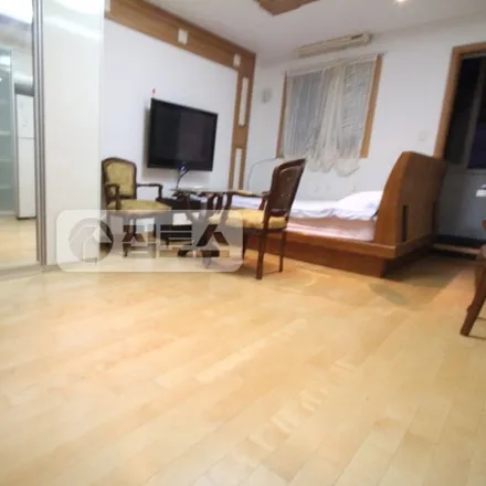 Rent this studio apartment on 서울특별시 강남구 논현동 67-28
