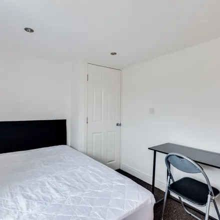 Rent this 6 bed apartment on Freelands Road in Oxford, OX4 4BU