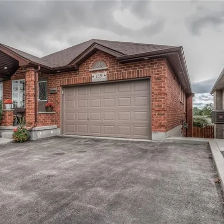 Image 1 - 150 Green Vista Drive, Cambridge, ON N1T 1Z7, Canada - House for sale