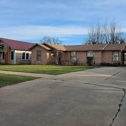 Image 2 - 765 Avenue D Northwest, Childress, TX 79201, USA - House for sale