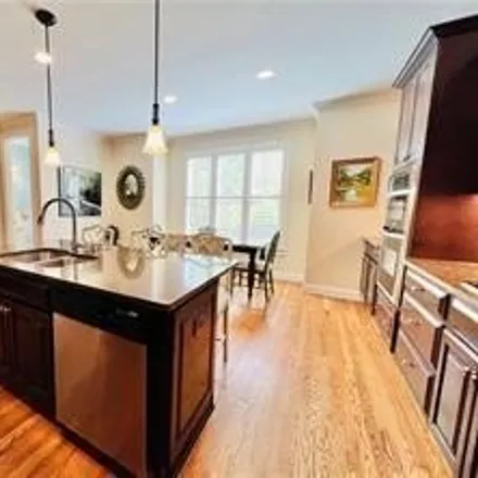 Image 5 - 5507 Waters Edge Trail, Roswell, GA 30075, USA - Townhouse for sale