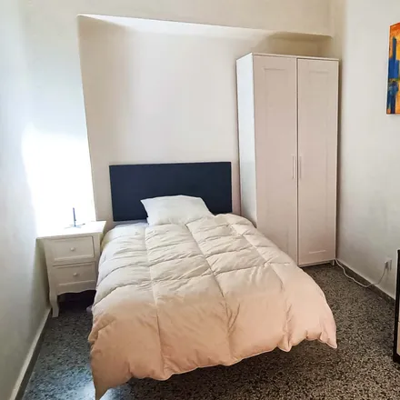 Rent this 5 bed room on Carrer del Plus Ultra in 27, 46006 Valencia