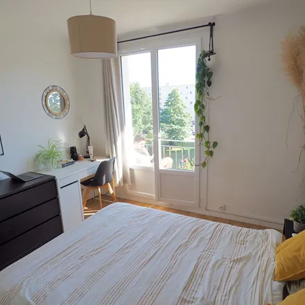 Rent this 5 bed apartment on 46 Quai Magellan in 44000 Nantes, France