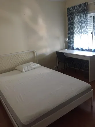 Rent this 5 bed room on Rua Quinta da Filipa de Água in 2825-058 Almada, Portugal