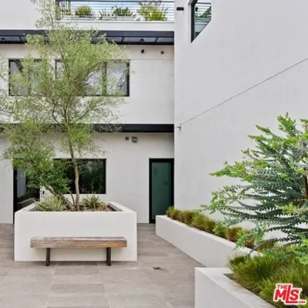 Image 4 - 815 Huntley Drive, West Hollywood, CA 90069, USA - House for sale