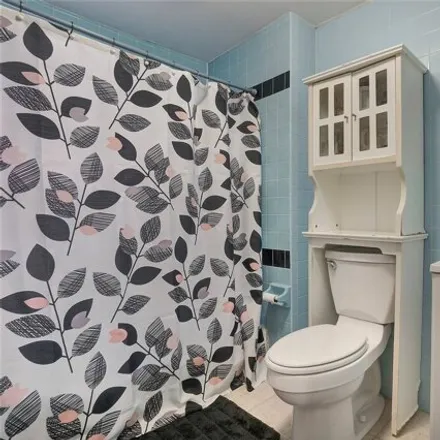 Image 7 - 100 Veronica Place, New York, NY 11226, USA - House for sale