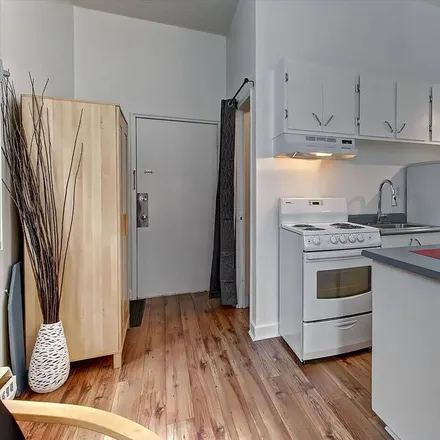 Image 3 - Saint-Roch, Quebec, QC G1K 3B3, Canada - Apartment for rent