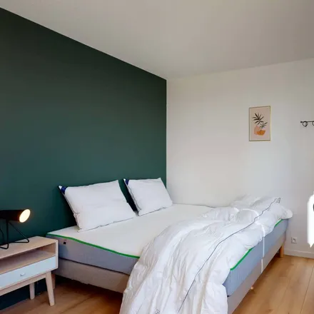 Rent this 6 bed room on École privée catholique Les Sources in 13 Allée des Romarins, 78180 Montigny-le-Bretonneux