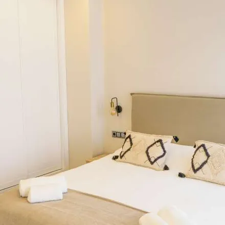 Rent this 3 bed apartment on Fèlix Pizcueta - Ciril Amorós in Carrer de Fèlix Pizcueta, 46004 Valencia