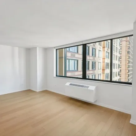 Image 1 - West End Towers, 75 West End Avenue, New York, NY 10023, USA - Apartment for rent