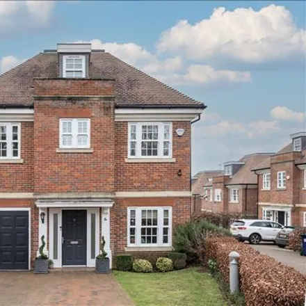Rent this 6 bed house on Bramley Close in London, NW7 4BR