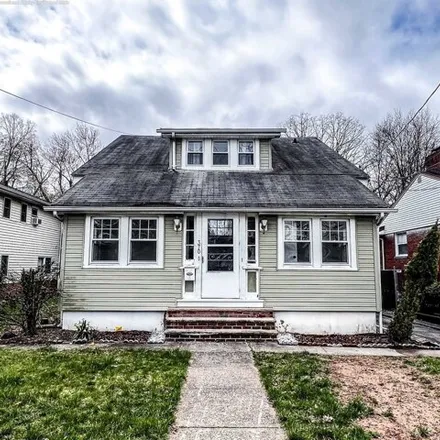 Rent this 3 bed house on 380 West Palisade Avenue in Englewood, NJ 07631